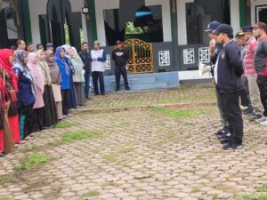 Pj Bupati Aceh Besar Muhammad Iswanto memberikan pengarahan kepada peserta 'satu jam memungut sampah' sebelum dimulainya kegatan.