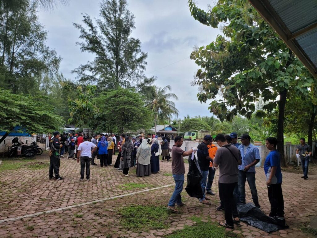 Aksi 'satu jam memungut sampah' pekan ke tiga di Pantai Lampuuk. Foto Prokopim Abes.