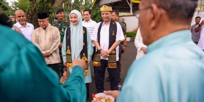 Pj. Gubernur Aceh, Achmad Marzuki, didampingi istri, Ny. Ayu Marzuki, saat disambut dengan prosesi adat Aceh Tamiang oleh Bupati Aceh Tamiang, Mursil, dan Tokoh masyarakat Aceh Tamiang di Pendopo Bupati Aceh Tamiang, Sabtu (22/10/2022).