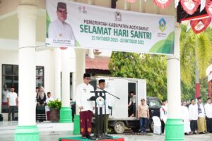 Oj Bupati Aceh Barat Mahdi Efendi saat membacakan sambutan sebagai inspektur upacara Hari Santri di Meulaboh. Foto Prokopim Aceh Barat