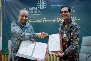 Deputi Bidang Usaha Mikro Kementerian Koperasi dan UKM, Yulius berjabat tangan dengan Plt Direktur Utama Bank Aceh, Bob Rinaldi, menandatangani perjanjian kerja sama pembiayaan KUR Syariah, di Jakarta, Kamis (20/10/2022).