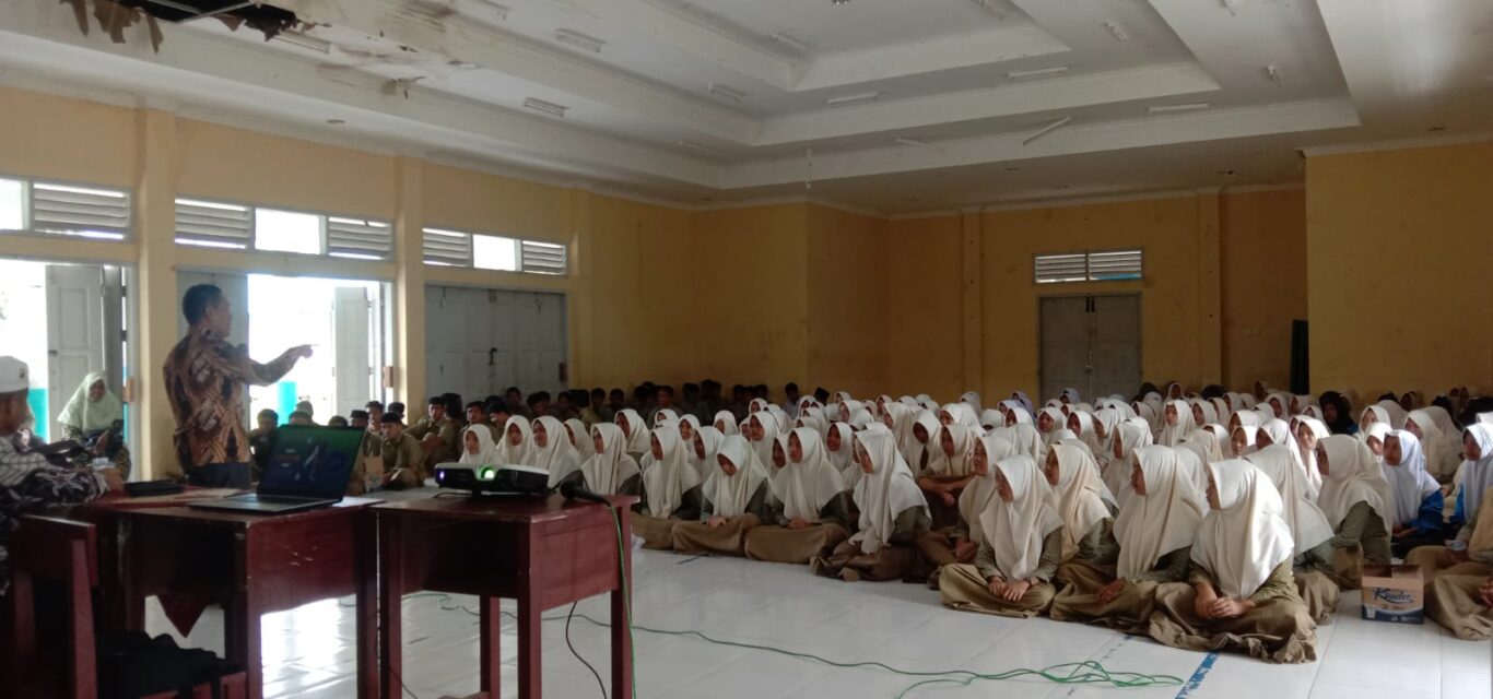 Siswa MAN 2 Samatig Aceh Barat mengikuti SosialisasiPendidikan Wawasan Kebangsaan. Foto Kesbangpol Aceh.