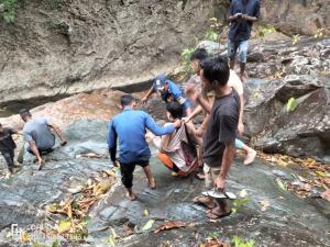 Personil BPBD mengevakuasi korban di air terjun Lhoong. Foto BPBD Aceh Besar